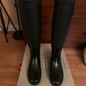 HUNTER Women’s Refined Tall Gloss Duo (BLACK)